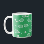 Mug Cool Blanc Retro Raquettes de Tennis Motif Vert<br><div class="desc">Raquettes de tennis blanc et vert Motif pour lui | Court De Tennis D'Été. Cadeau pour joueur de tennis, match de tennis en raquette blanche sur un arrière - plan vert. Cadeau personnalisé pour un joueur de tennis. Joueurs de tennis branchés décoration maison. Des cadeaux de joueurs de tennis modernes...</div>
