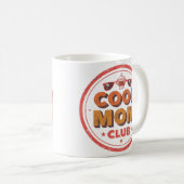 Mug Cool Mom Club | Retro Badge Logo (Devant droit)