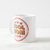 Mug Cool Mom Club | Retro Badge Logo (Devant gauche)