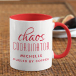 Mug Coordinateur Chaos Typographie Rouge Personnalisé<br><div class="desc">Coordinateur du Chaos Typographie Rouge Personnalisé Café Mug présente un design simple du texte "chaos coordinateur (votre nom) alimenté par le café" dans un script amusant de calligraphie rouge avec votre nom personnalisé ci-dessous. Personnalisez en modifiant le texte dans la zone de texte fournie. Parfait pour cette maman occupée, enseignant,...</div>