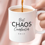 Mug Coordonnateur du chaos personnalisé<br><div class="desc">Sirotez en style avec le Coordinateur du Chaos Tasse de café typographique! Cette tasse moderne et minimaliste présente un design de script amusant qui capture parfaitement l'esprit des planificateurs d'événements et des mamans qui prospèrent dans le chaos, ce qui en fait un cadeau idéal pour quiconque jongle avec les exigences...</div>