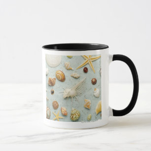 Mug Coquillages assortis sur l'arrière - plan bleu