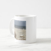 Mug Coquillages sur le sable par la mer (Devant gauche)