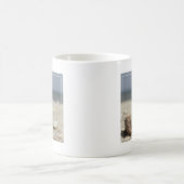 Mug Coquillages sur le sable par la mer (Centre)
