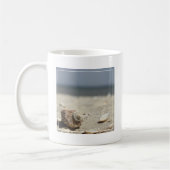 Mug Coquillages sur le sable par la mer (Gauche)