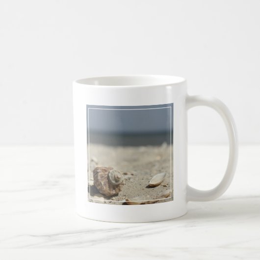 Mug Coquillages sur le sable par la mer (Droite)