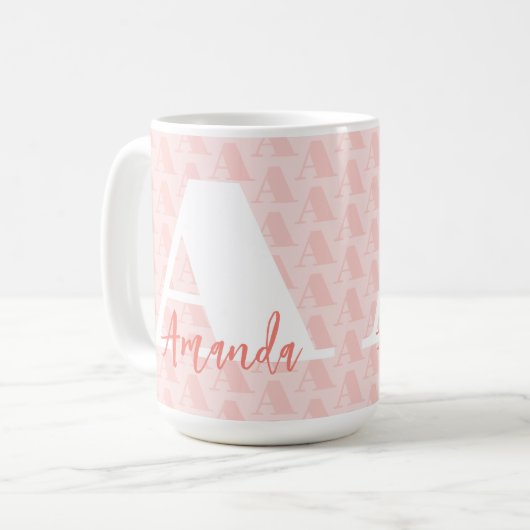 Mug Corail moderne Initial Gras Blanc Script (Devant gauche)