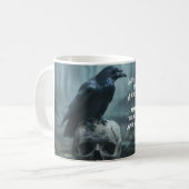 Mug Corbeau assis sur un crâne avec un message gothiqu (Devant gauche)