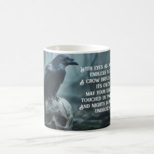 Mug Corbeau assis sur un crâne avec un message gothiqu