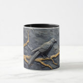 Mug Corbeau perché en bas relief sur le mur d'ardoise (Centre)
