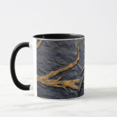 Mug Corbeau perché en bas relief sur le mur d'ardoise (Gauche)