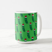 Mug Cornichon de Noël portant un chapeau de Père Noël (Devant droit)