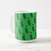 Mug Cornichon de Noël portant un chapeau de Père Noël (Devant gauche)