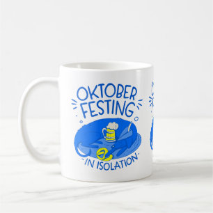 Mug coronavirus, chien de la fête de la bière heureux