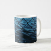 Mug Corps d'eau devant la clôture de la chaîne (Devant droit)
