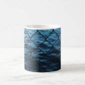 Mug Corps d'eau devant la clôture de la chaîne (Centre)