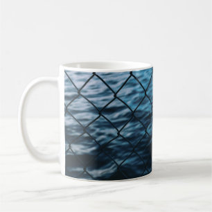Mug Corps d'eau devant la clôture de la chaîne