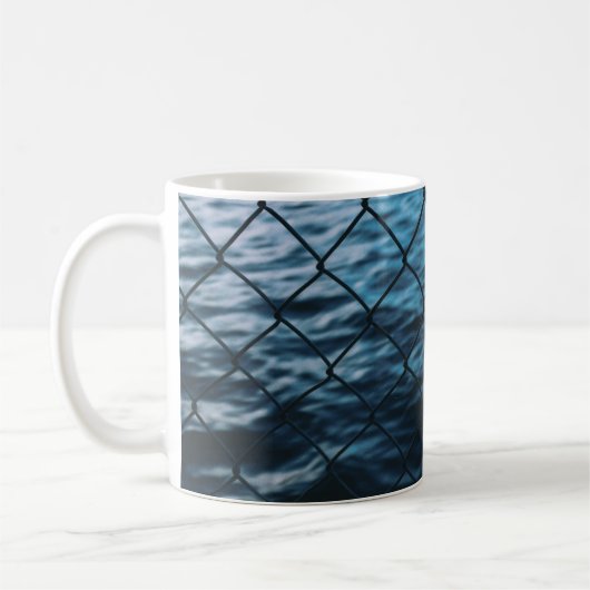 Mug Corps d'eau devant la clôture de la chaîne (Gauche)