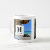 Mug Côte de plage tropicale avec un monogramme de Big  (Devant gauche)