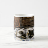 Mug Couchage de chat sur un lit (Centre)