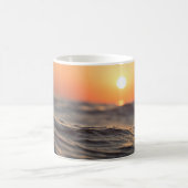 Mug Coucher de soleil sur l'eau proche (Centre)