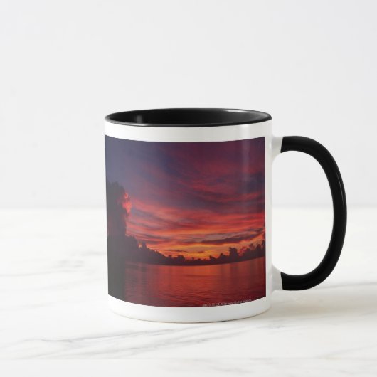 Mug Coucher du soleil en mer avec les nuages foncés (Droite)