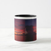 Mug Coucher du soleil en mer avec les nuages foncés (Centre)