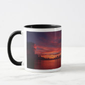 Mug Coucher du soleil en mer avec les nuages foncés (Gauche)