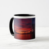 Mug Coucher du soleil en mer avec les nuages foncés (Devant gauche)