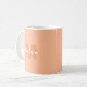Mug Couleur pêche pastel cool avec nom de monogramme p (Devant gauche)
