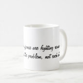 Mug Coupe sur la façon de gérer les conflits conjugaux (Devant droit)