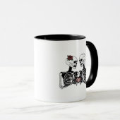 Mug Couple de squelette romantique - Gothique Avec Mai (Devant droit)