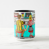 Mug Couple Holding Hands au dîner dans les années 1950 (Centre)