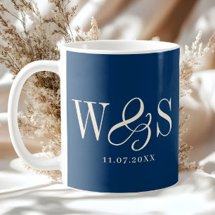 Mug Couples de mariage initial bleu marine élégant