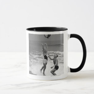 Mug Couples jouant avec un Beachball