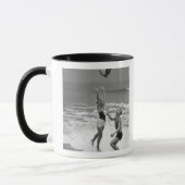 Mug Couples jouant avec un Beachball (Gauche)