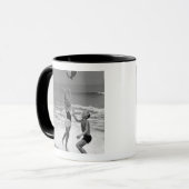 Mug Couples jouant avec un Beachball (Devant gauche)