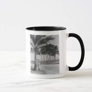 Mug Couples se tenant à la vue arrière B&W de palmie