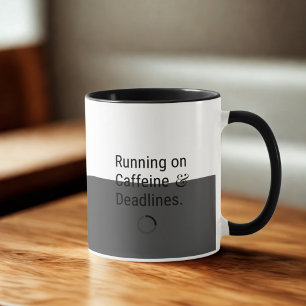 Mug Courir sur la caféine et les délais Café de trav