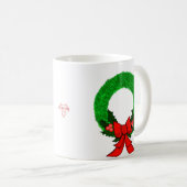 Mug Couronne de Noël classique avec nœud rouge (Devant droit)