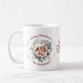Mug Couronne de Noël, fleurs blanches, baies rouges ph (Gauche)
