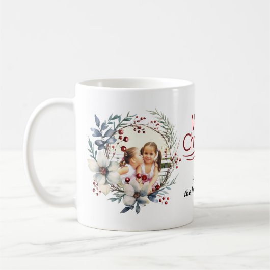 Mug Couronne de Noël, fleurs blanches, baies rouges ph (Gauche)