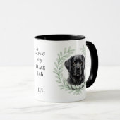 Mug Couronne d'eucalyptus Labrador noir monogramme (Devant droit)