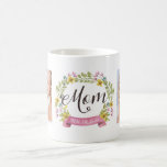 Mug Couronne florale | Modèle photo pour maman<br><div class="desc">Cette jolie tasse est ornée d'une belle couronne d'aquarelle fleurie, d'une bannière rose et d'un texte qui dit "Maman, tu es la meilleure !" en écriture rustique et en écriture calligraphique. Customisez en ajoutant deux photos, une de chaque côté de la conception de la couronne.</div>