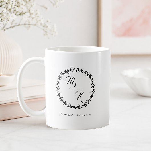 Mug Couronne noire de monogramme classique élégant
