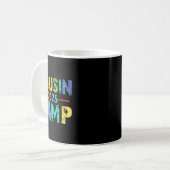 Mug Cousin Camp 2025 Camping Feu de camp Vacances d'ét (Devant gauche)