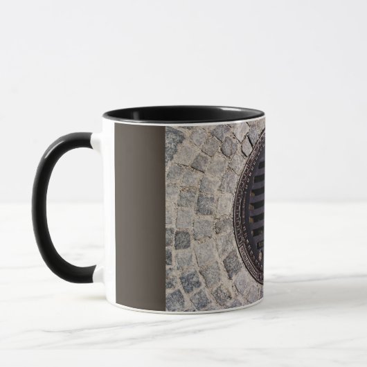 Mug Couvercle de trou pavé route grate de métal gris (Gauche)