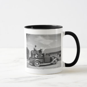 Mug Cowboy avec le cheval dans un camion