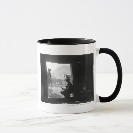 Mug Cowboy dans une porte avec des chevaux (Droite)