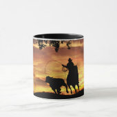 Mug Cowboy Roping Steer au coucher du soleil (Centre)